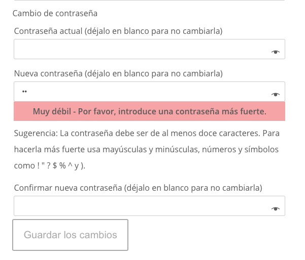 Formulario de contraseña mostrando un aviso de color salmón con el texto 'Muy débil', sugiriendo mejorar la seguridad sin bloquear el proceso.